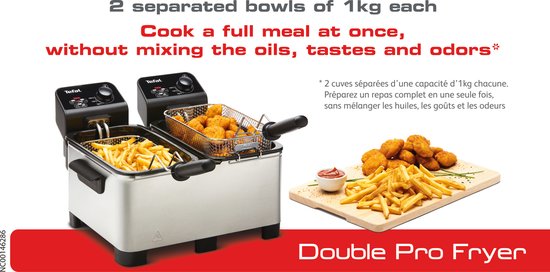 Dubbele Tefal frituurpan met mandjes vol frietjes en kipnuggets, naast een houten plank met frietjes en kipnuggets. Tekst: 'Double Pro Fryer'.