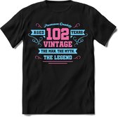 102 Jaar Legend - Feest kado T-Shirt Heren / Dames - Licht Blauw / Licht Roze - Perfect Verjaardag Cadeau Shirt - grappige Spreuken, Zinnen en Teksten. Maat 3XL