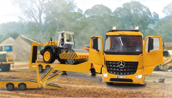Gele Mercedes-Benz Arocs dieplader speelgoed vrachtwagen met opgeladen gele roller, op bouwterrein.