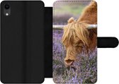 Bookcase Geschikt voor iPhone XR telefoonhoesje - Schotse Hooglander - Dieren - Heide - Met vakjes - Wallet case met magneetsluiting