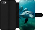 Bookcase Geschikt voor iPhone SE 2020 telefoonhoesje - Water - Dolfijn - Blauw - Met vakjes - Wallet case met magneetsluiting