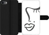 Bookcase Geschikt voor iPhone 7 telefoonhoesje - Vrouw - Zwart - Wit - Abstract - Met vakjes - Wallet case met magneetsluiting