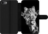 Bookcase Geschikt voor iPhone SE 2020 telefoonhoesje - Giraffe tegen zwarte achtergrond in zwart-wit - Met vakjes - Wallet case met magneetsluiting