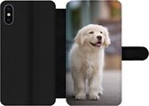 Bookcase Geschikt voor iPhone XS Max telefoonhoesje - Een Golden Retriever puppy lopend op de stoep - Met vakjes - Wallet case met magneetsluiting