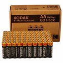 Doos met 60 Kodak XtraLife Alkaline AA batterijen. Een deel van de batterijen ligt opgestapeld voor de open doos.