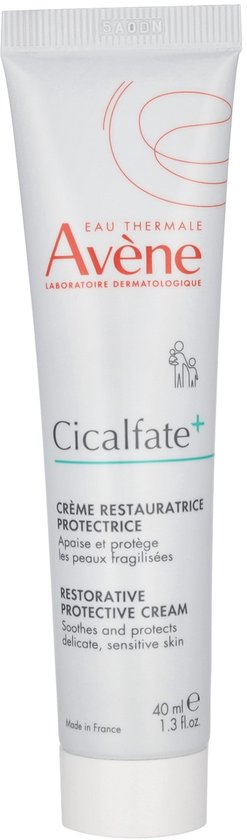 Witte tube met rode en grijze tekst. Avene Cicalfate+ crème voor de gevoelige huid.