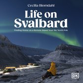 Boek 'Life on Svalbard' met op de voorkant een persoon in een gele jas die uitkijkt over een besneeuwd landschap met het Noorderlicht.
