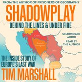 Boekomslag "Shadowplay": kaart van de Balkanlanden in rode en oranje tinten, met titels "SHADOWPLAY", "BEHIND THE LINES & UNDER FIRE", "THE INSIDE STORY OF EUROPE'S LAST WAR", "TIM MARSHALL".