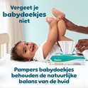 Pampers babydoekjes aqua soft touch met een zachte textuur. Een baby wordt verschoond.