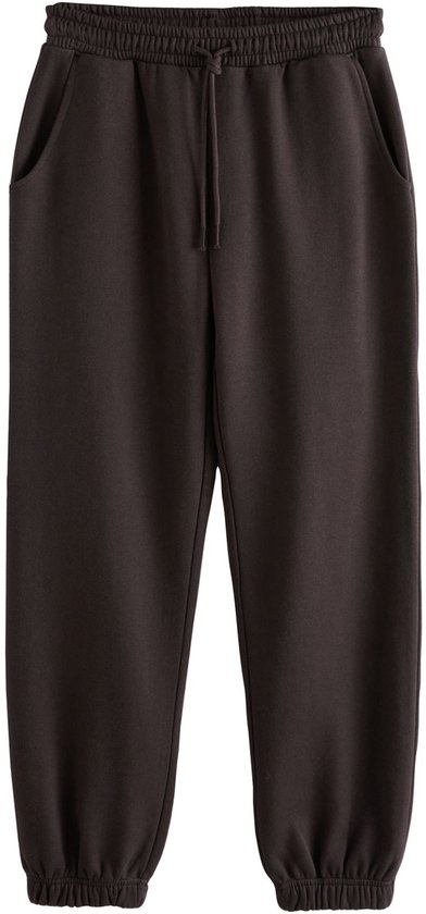 Donkerbruine joggingbroek met boorden, op witte achtergrond.
