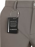 Detail van de grijze chino broek, met label "PREMIUM" en "ALBERTO".