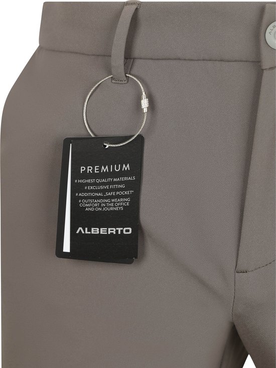 Detail van de grijze chino broek, met label "PREMIUM" en "ALBERTO".