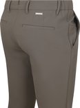 Grijze chino broek, achterkant, tailleband met "ALBERTO" logo.