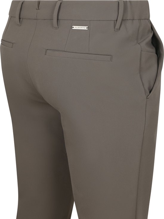 Grijze chino broek, achterkant, tailleband met "ALBERTO" logo.