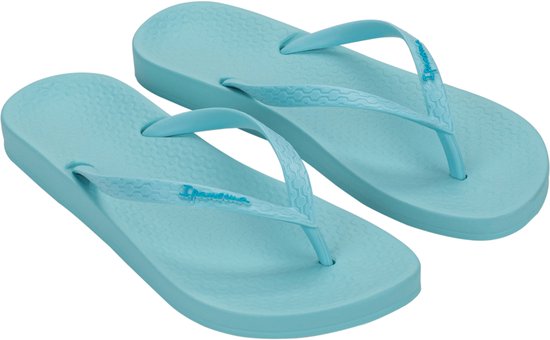 Lichtblauwe Ipanema teenslippers met een dikkere zool, subtiel hexagonaal patroon en logo op bandjes.