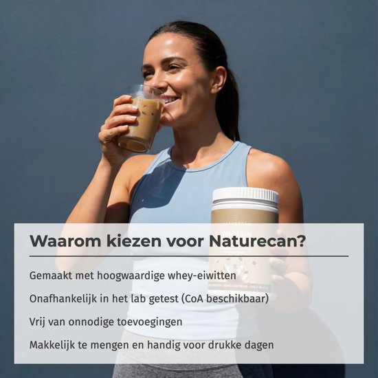 Een lachende vrouw met blauwe sportkleding drinkt een glas ijskoffie, met een pot Naturecan proteïne ijskoffie in haar hand.