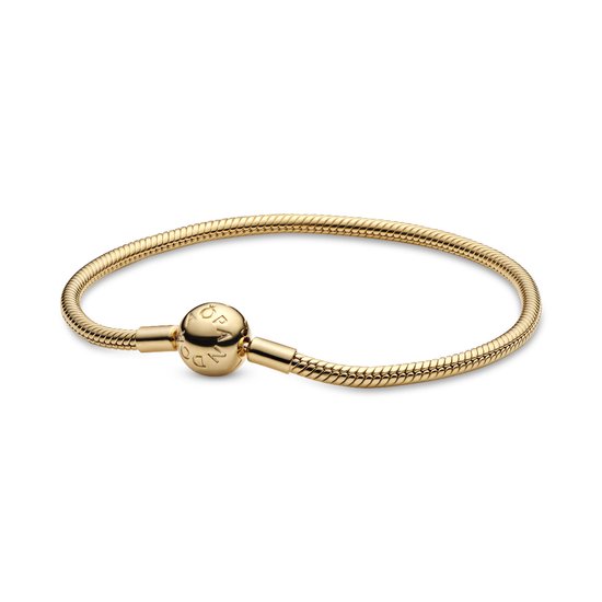 Goudkleurige Pandora Moments slangenarmband met een bolvormige sluiting waarop Pandora is gegraveerd.