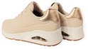 Vue de côté de baskets Skechers UNO naturelles avec accent doré au talon, semelle blanche et chambre à air.