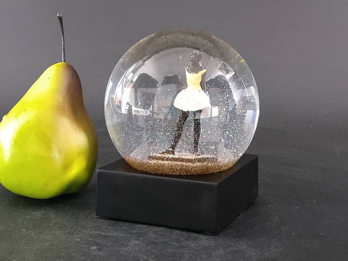 Sneeuwbol De Kleine Danseres – Geïnspireerd op Edgar Degas – Glazen Sneeuwbol met Gouden Glitters – 12 cm