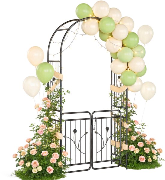 Zwarte metalen tuinboog met hek, versierd met roze rozen, groene en crèmekleurige ballonnen en kerstverlichting.