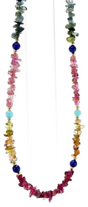 Een hangende ketting van multicolor toermalijn met lapis lazuli en amazoniet accenten.