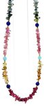 Een hangende ketting van multicolor toermalijn met lapis lazuli en amazoniet accenten.