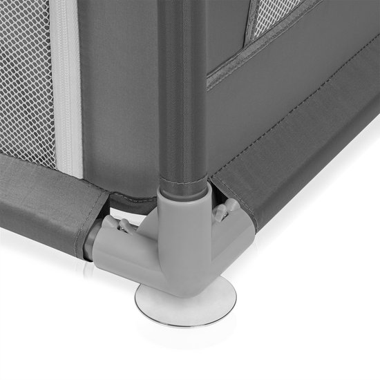 Detail van de hoek van een grijze box met een verstevigde connector en zuignapvoet.