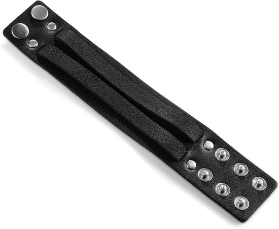 Zwarte leren armband uitgevouwen, tonend de zilveren drukknopen aan de uiteinden.