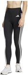 Model in zwarte legging met witte Adidas strepen op de zijkanten en witte sneakers