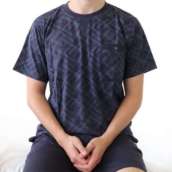 Bovenlichaam van een man in blauw pyjamashirt met ruitpatroon en short.