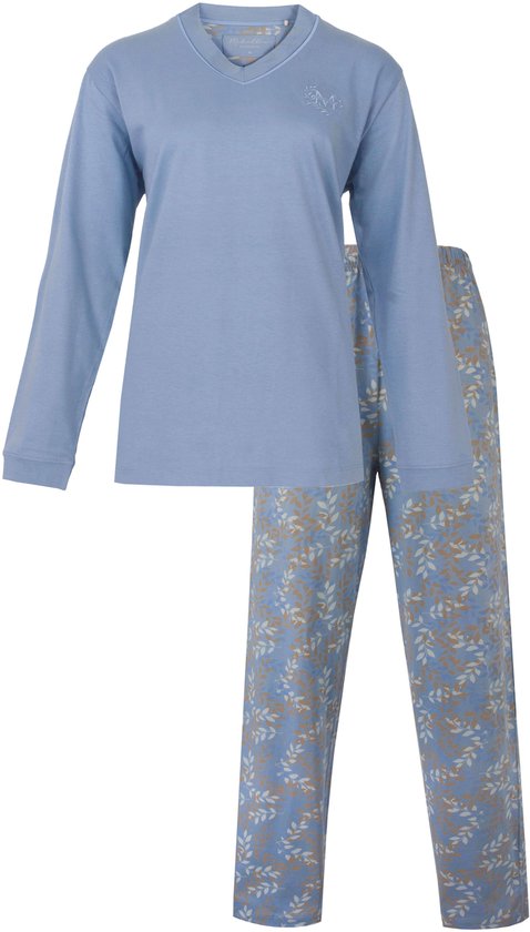 Lichtblauwe pyjamaset met lange mouwen en V-hals. De broek heeft een all-over bladprint in bruin en wit.