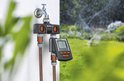 Gardena waterverdeler met kraan en twee slangen. Rechts een digitale timer met scherm. Links een tuin met sproeiers.