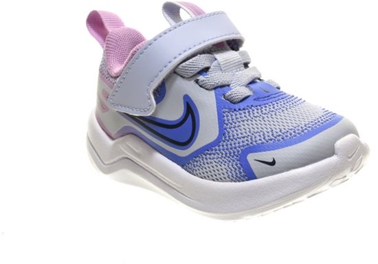 Lichtgrijze Nike peuter sneaker met paarse en blauwe mesh, blauwe Swoosh en klittenband.