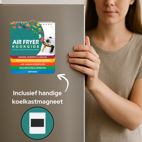 Een persoon houdt een airfryer kookgids vast tegen een koelkast. De gids is magnetisch.