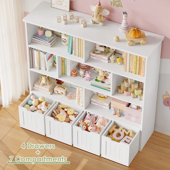 Witte boekenkast met zeven vakken, vier witte lades gevuld met speelgoed, boeken en knuffels.