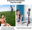 Links: vrouw met selfiestick en telefoon in een veld. Rechts: vrouw filmt zichzelf met statief en ringlamp.
