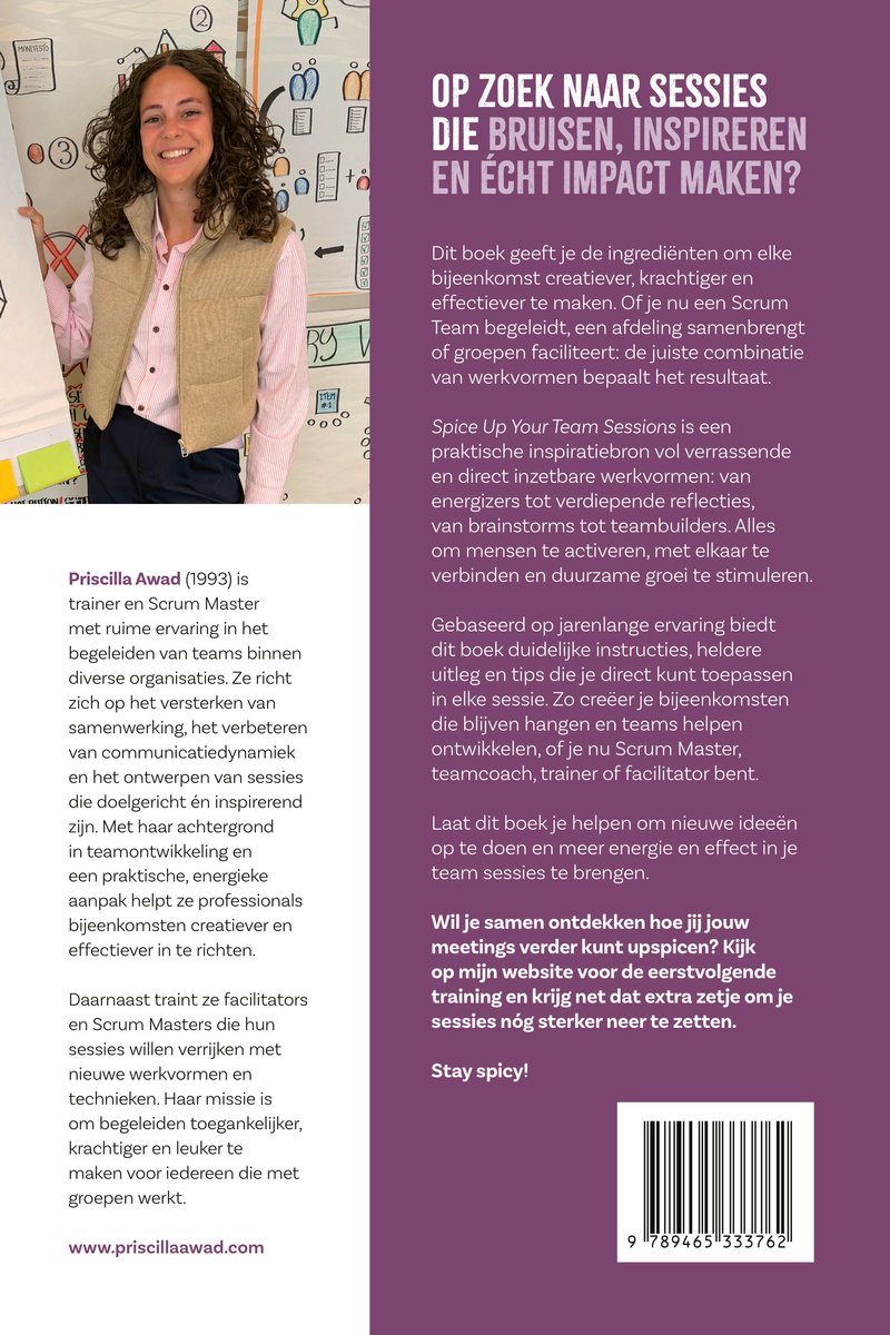 Priscilla Awad, trainer en Scrum Master, staat naast een muur met post-its, gekleed in een beige gilet.