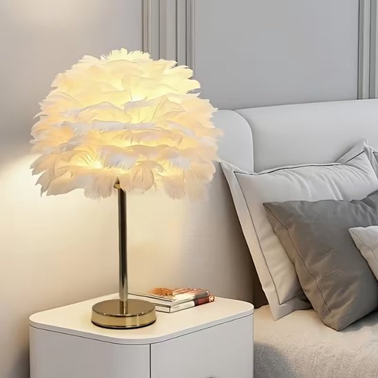 Een luxueuze gouden tafellamp in bohemian stijl met kunstveren, perfect Geschikt voor Kerstmis, de feestdagen en creatieve doe-het-zelf decoraties. Een warme en romantische crèmekleurige nachtlamp, Geschikt voor slaapkamers, van Merkloos — afbeelding 3