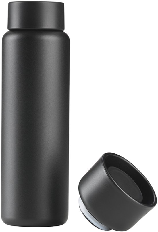 Zwarte thermosbeker met de dop ernaast op witte achtergrond.