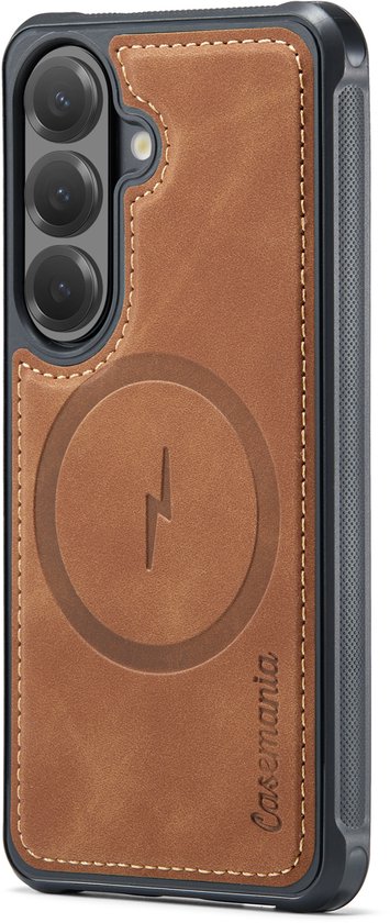 Bruin kunstleren telefoonhoesje met camera, MagSafe-logo en 'Casemania' opdruk, witte achtergrond.