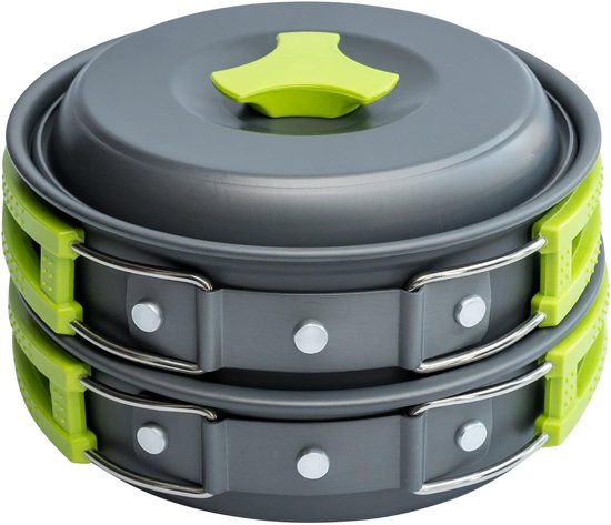 Ensemble de casseroles de camping plié gris avec poignée verte, sur fond blanc.