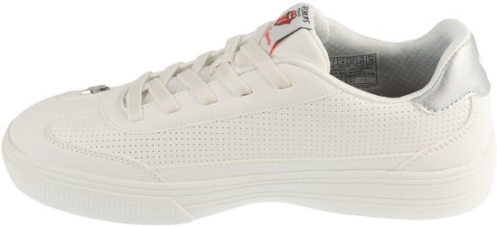 Witte leren sneaker met veters en een zilveren detail op de hiel.