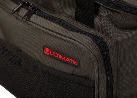 Rood 'Ultimate' logo op een donkergroene tas met mesh-materiaal.