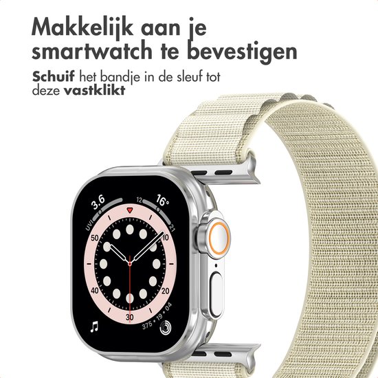 Zilverkleurig Apple Watch met een lichtbeige stoffen bandje. Tekst: Makkelijk aan je smartwatch te bevestigen.