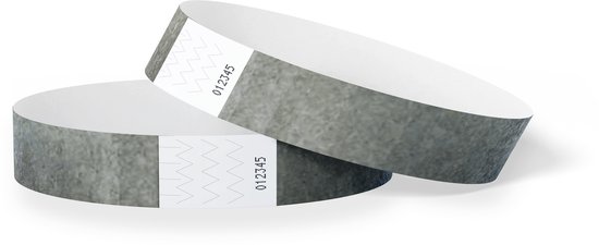 Deux bracelets Tyvek argentés numérotés empilés.