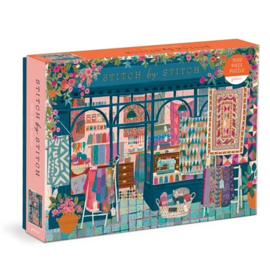 Puzzeldoos met een illustratie van een stoffenwinkel met een naaister, "Stitch by Stitch" tekst en bloemen, 1000 stukjes.