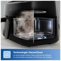 Philips airfryer met SteamClean technologie. Stoom wordt zichtbaar in de transparante binnenkant van de airfryer.