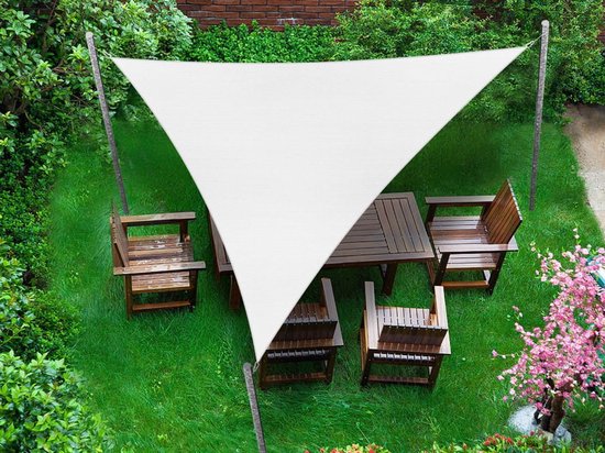Wit driehoekig schaduwdoek van 3,5x3,5x3,5m, opgehangen tussen vier palen, boven een houten tuinset in de tuin.