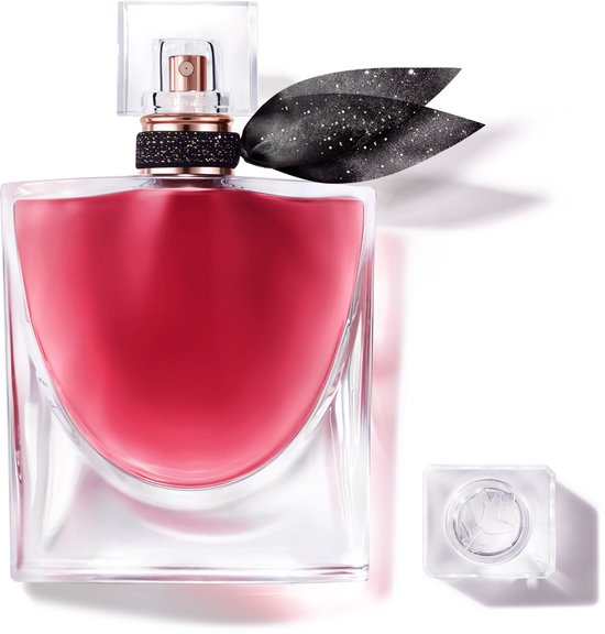Flacon transparent avec un liquide rose-rouge, un ruban doré et un nœud noir pailleté.