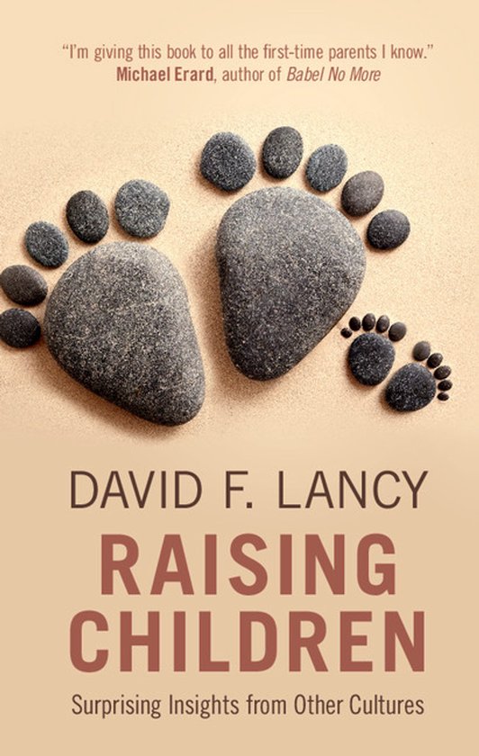 Twee grote en één kleine steenvoetafdrukken op zand. "Ik geef dit boek aan alle kersverse ouders die ik ken." - Michael Erard, auteur van Babel No More. David F. Lancy - Raising Children: Verrassende inzichten uit andere culturen.